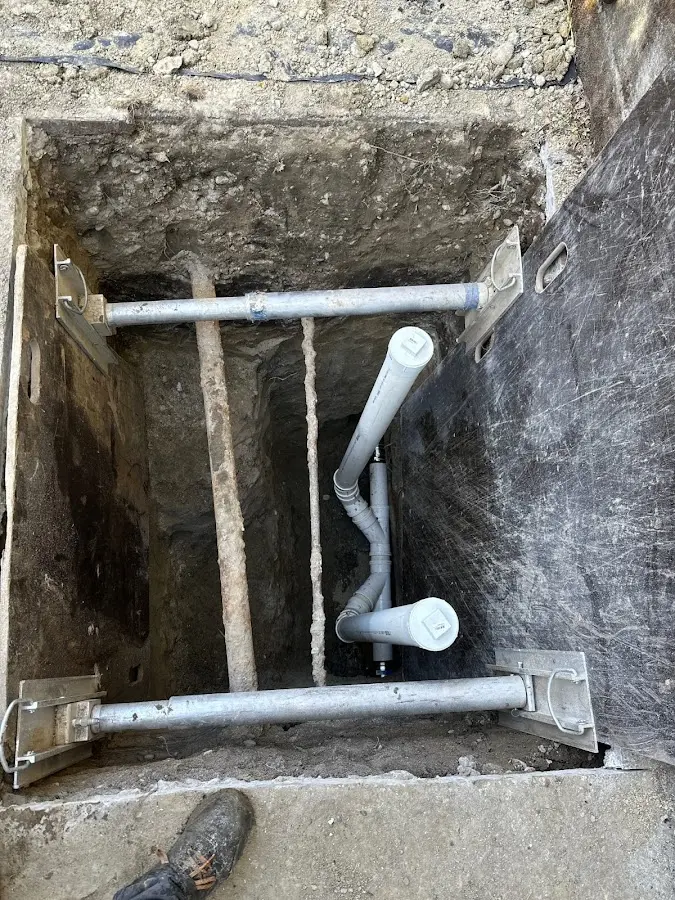 Experienced plumber completing Drain Cleaning work in Los Altos